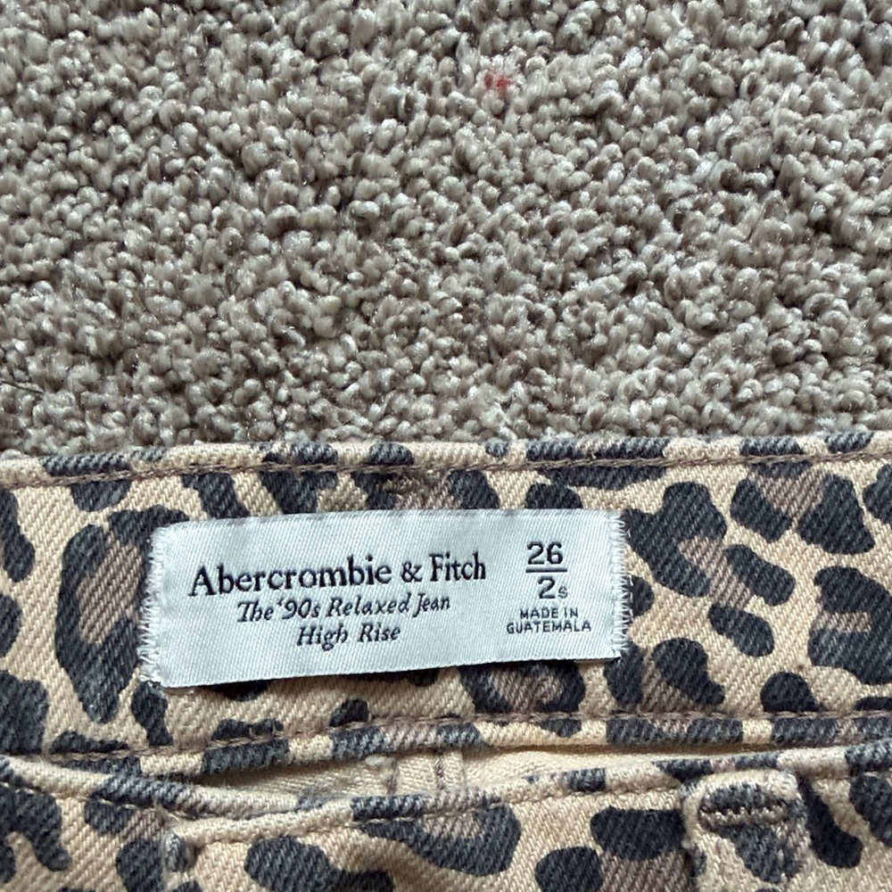 A & F 90’s Relaxed High Rise Jean - leopard print - Picture 2 of 3